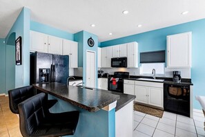 Kjøleskap, mikrobølgeovn, ovn og kokeplater