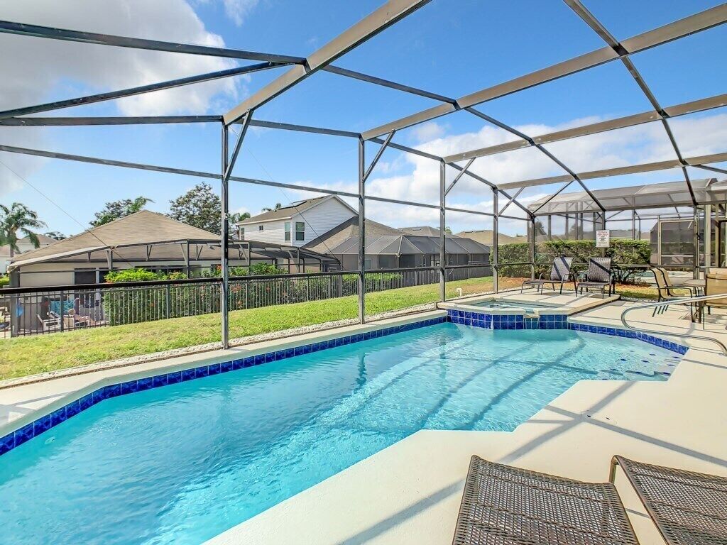 Una piscina al aire libre, una piscina climatizada