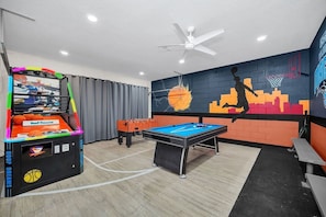 Games room - Luxury 6BR Villa, Lagoon-View Pool, Disney & Mario Rooms – Near Parks (Davenport)