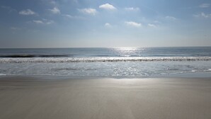 A beach with a clear sky and calm sea. - 265 Turnberry @ Palmetto Dunes | Golf View Escape | Walk to Beach | Pool, Golf & Tennis (Hilton Head Island)