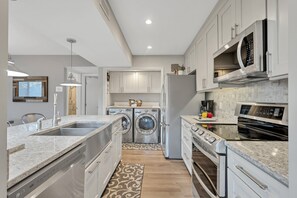 Réfrigérateur, four à micro-ondes, un four, surface de cuisson