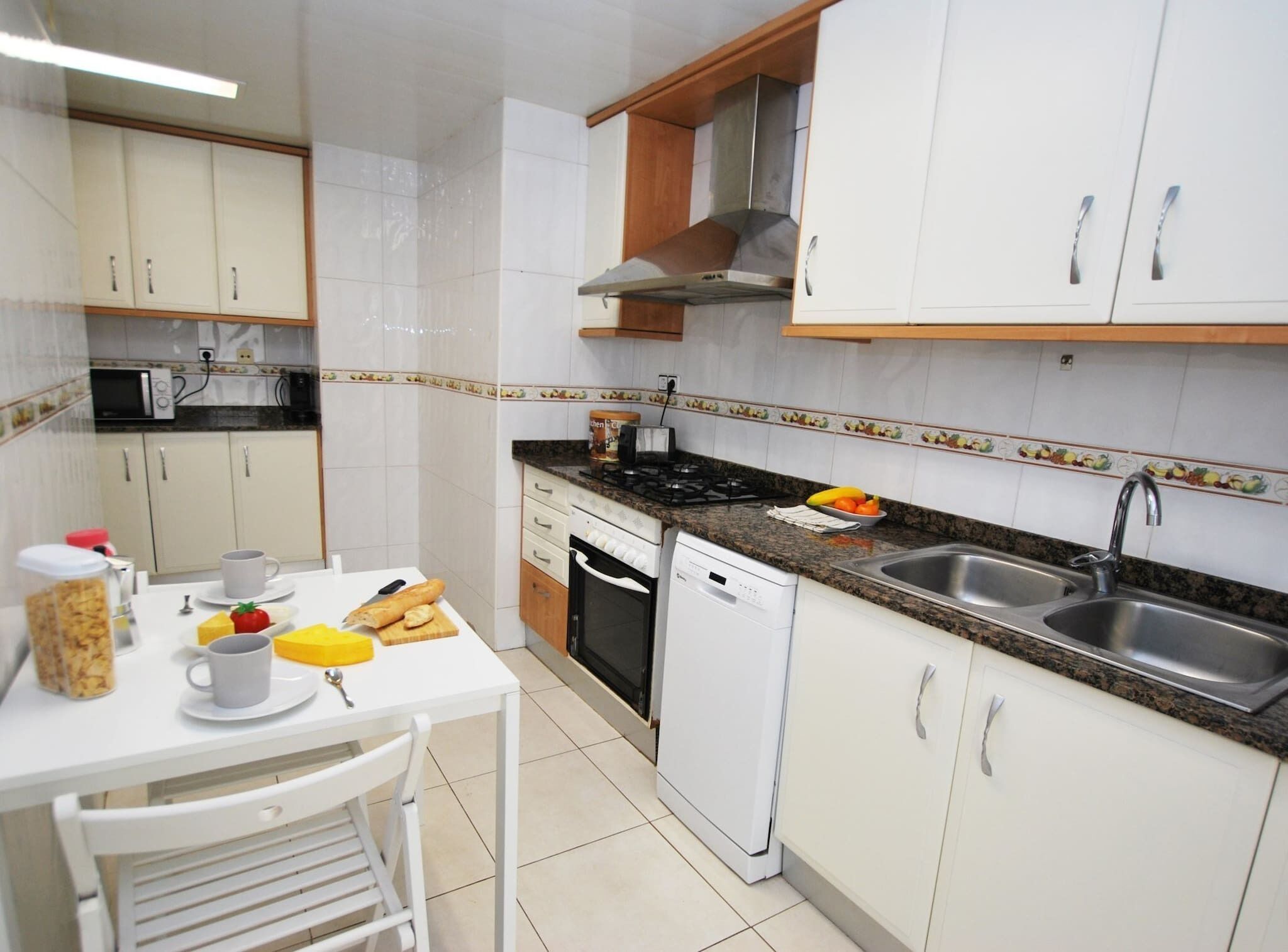 Réfrigérateur, micro-ondes, four, lave-vaisselle