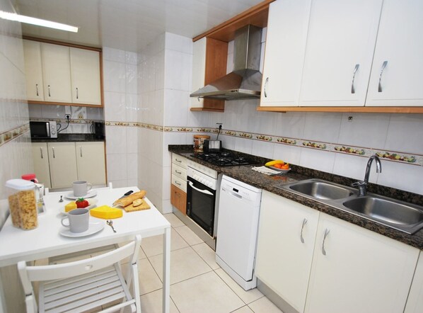 Réfrigérateur, micro-ondes, four, lave-vaisselle