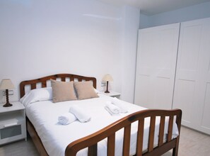 3 bedrooms, iron/ironing board, free WiFi, bed sheets - Gaudi Contemporani - Terrace (Mataró)