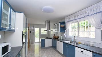 Een koelkast, een oven, een vaatwasser, een koffiezetapparaat/waterkoker