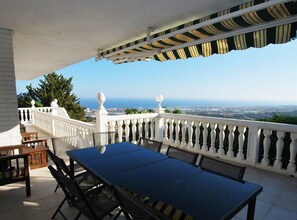 Outdoor dining - Sunny house  - Infinity pool with spectacular views (Cabrils)