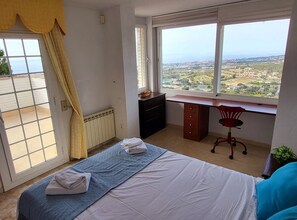 4 makuuhuonetta, silitysrauta/-lauta, ilmainen Wi-Fi, vuodevaatteet