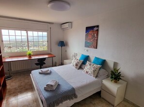 4 bedrooms, iron/ironing board, free WiFi, bed sheets - Sunny house  - Infinity pool with spectacular views (Cabrils)