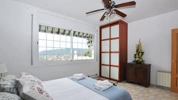 4 slaapkamers, een strijkplank/strijkijzer, gratis wifi, beddengoed