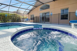 Utendørsbasseng og et oppvarmet basseng