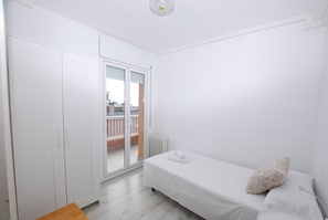 3 chambres, fer et planche à repasser, Wi-Fi gratuit, draps fournis