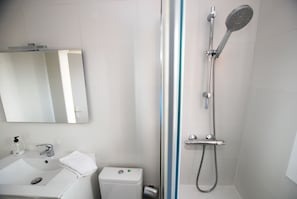 Shower, towels - Narciso views - Community Pool (Vilassar de Mar)