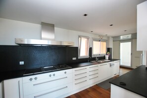 Kühlschrank, Mikrowelle, Ofen, Geschirrspüler