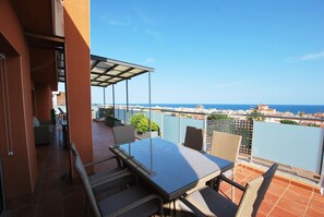 A terrace with a table and chairs, overlooking a cityscape and the sea. - Picasso street - Sea views village centre (Vilassar de Mar)