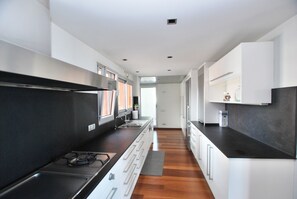 Réfrigérateur, micro-ondes, four, lave-vaisselle