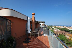Outdoor dining - Picasso street - Sea views village centre (Vilassar de Mar)