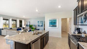 Cadeirão de bebê, cozinha com ilha