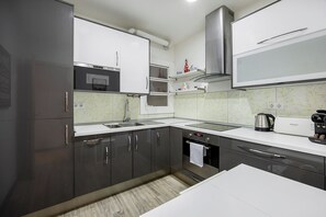 Fridge, microwave, oven, stovetop - Enjoy this cozy interior apartment with capacity for 6 people, ideal for families located in the iconic Eixample neighborhood. (Barcelona)