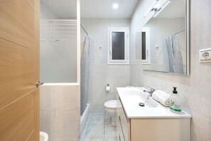 Ein modernes Badezimmer mit Dusche, Toilette und Waschbecken.