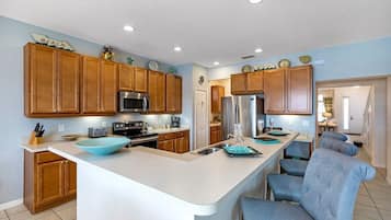 Lemari es, microwave, oven, dan kompor