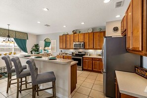 Kjøleskap, mikrobølgeovn, ovn og kokeplater