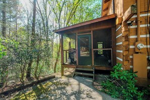 Exterior - Cozy, secluded 2BR cabin with hot tub & pool table only 1 mile from PF parkway! (Pigeon Forge)