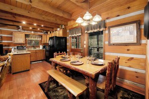 Dining - Cozy, secluded 2BR cabin with hot tub & pool table only 1 mile from PF parkway! (Pigeon Forge)