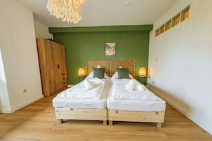 2 bedrooms, desk, iron/ironing board, WiFi
