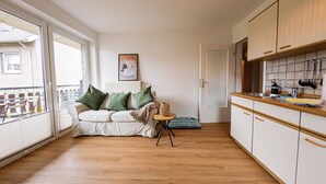 Una cocina moderna con armarios blancos y encimera de madera.