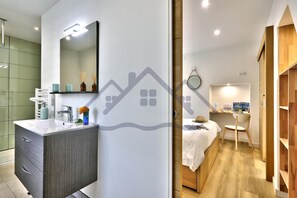 Bathroom - Fully enclosed Garden Single story House (Guilvinec)