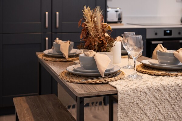 Basic Apartment, 3 Bedrooms | Dining room