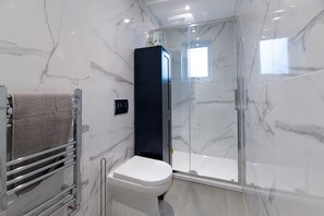 Basic Apartment, 3 Bedrooms | Bathroom | Hair dryer, towels, soap, shampoo