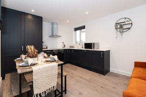 Appartement, 3 chambres | Cuisine privée | Micro-ondes, bouilloire électrique, grille-pain, cuiseur de riz