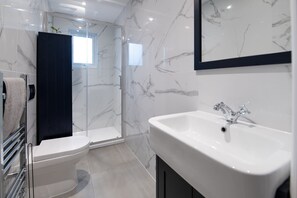 Basic Apartment, 3 Bedrooms | Bathroom | Hair dryer, towels, soap, shampoo