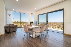 Dining - Oceanview, Infinity Pool, 5min Beach, 3 bedroom (Albufeira)