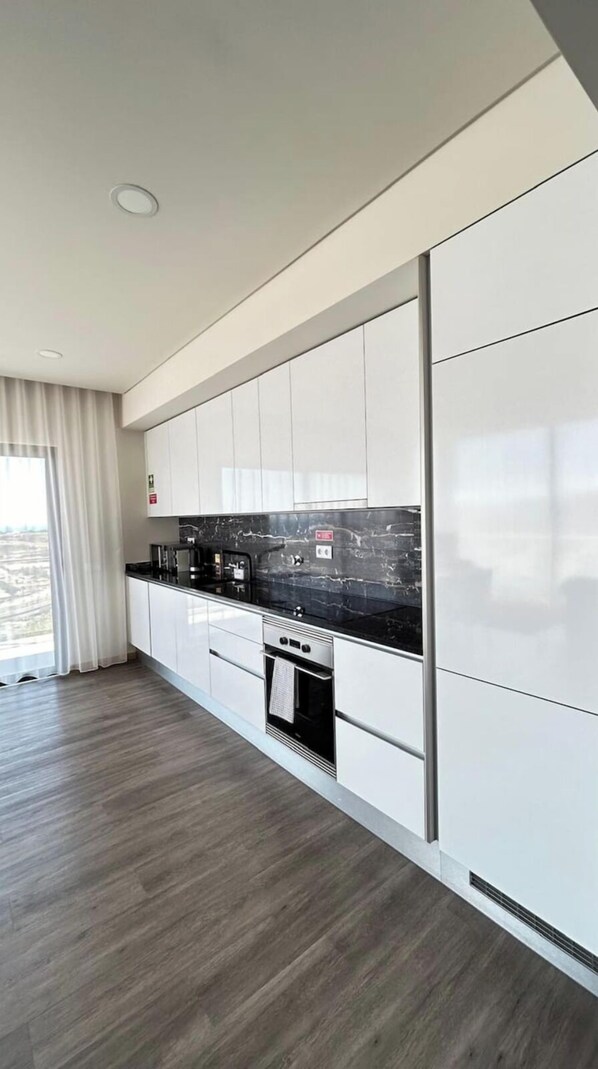 Fridge, microwave, oven, stovetop - Oceanview, Infinity Pool, 5min Beach, 3 bedroom (Albufeira)