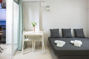 Iron/ironing board, free WiFi, bed sheets
