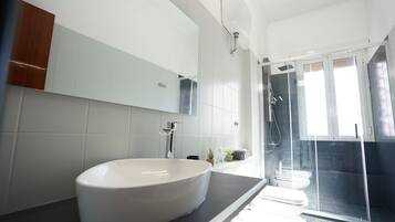 Dusche, Haartrockner, Bidet, Handtücher