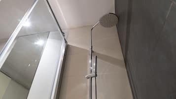 Een douche, handdoeken