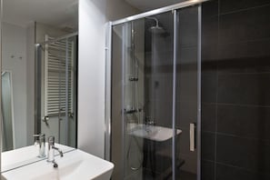 Douche, serviettes fournies
