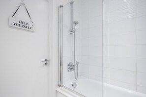 Apartment | Bathroom | Deep-soaking bathtub, hair dryer, towels - Basildon - 2-bed - Sleeps 5 - Near Train Station (Basildon)