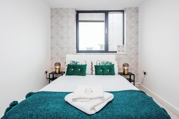 Apartment | 2 bedrooms, iron/ironing board, free WiFi, bed sheets - Basildon - 2-bed - Sleeps 5 - Near Train Station (Basildon)