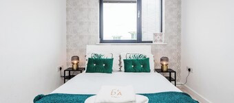 Basildon - 2-bed - Sleeps 5 - Near Train Station