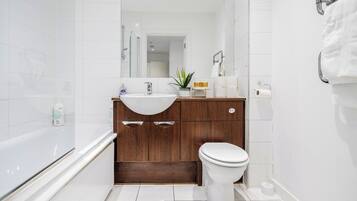 Apartment | Bathroom | Deep-soaking bathtub, hair dryer, towels