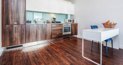 Basildon - 2-bed - Sleeps 5 - Near Train Station