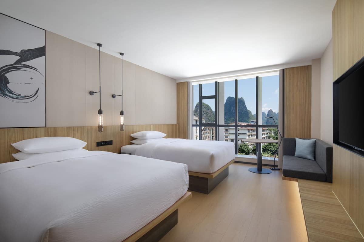 Superior-Zimmer, 2 Doppelbetten, Bergblick