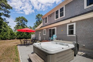Outdoor dining - Charming Getaway with Hot Tub, Dog Friendly! (Eastham)