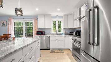 Geladeira, micro-ondas, fogão, cooktop