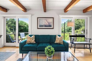 Una televisión, una oficina