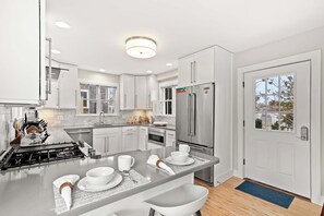 Kylskåp, mikrovågsugn, ugn och spishäll